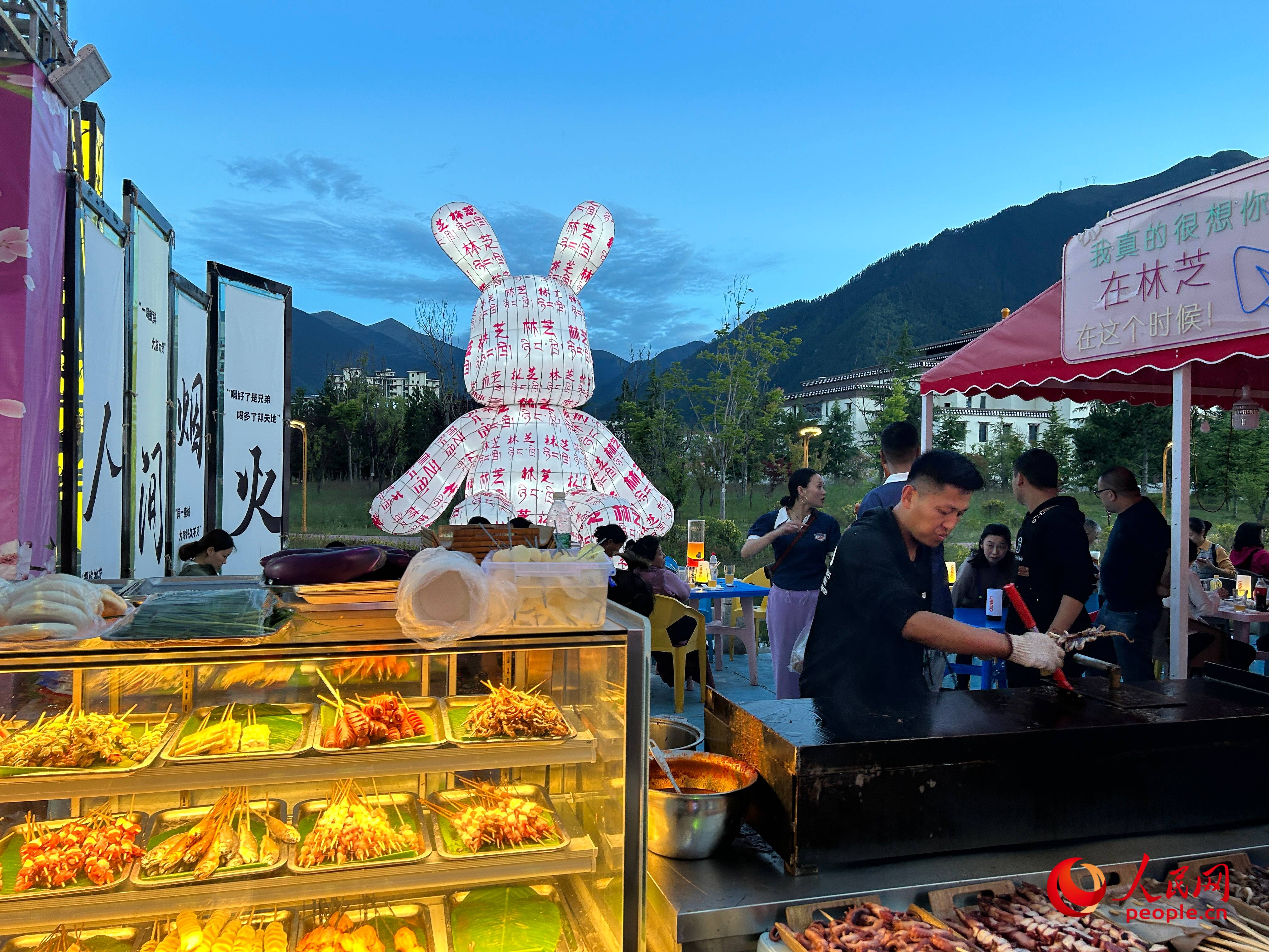 工布公園里的夜市，滿滿“煙火氣”。人民網(wǎng) 周靜圓攝