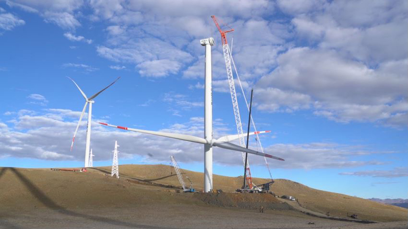 西藏措美哲古風(fēng)電場首批3.6兆瓦風(fēng)電機(jī)組吊裝。受訪者供圖