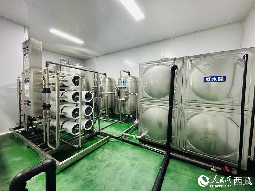 “色達牙泉”礦泉水（桶裝水）生產加工基地。人民網記者 次仁羅布攝