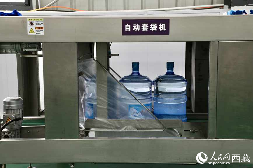 “色達牙泉”礦泉水（桶裝水）生產加工基地。人民網記者 次仁羅布攝