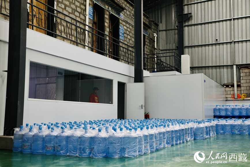 “色達牙泉”礦泉水（桶裝水）生產加工基地。人民網記者 次仁羅布攝