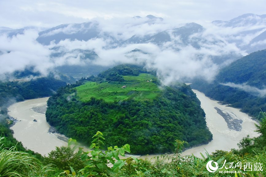 云海里的果果塘大拐彎。人民網(wǎng) 李海霞攝