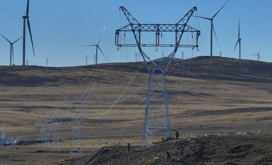 那曲市色尼區(qū)國能100兆瓦風(fēng)電11千伏送電工程現(xiàn)場。拉巴平措攝