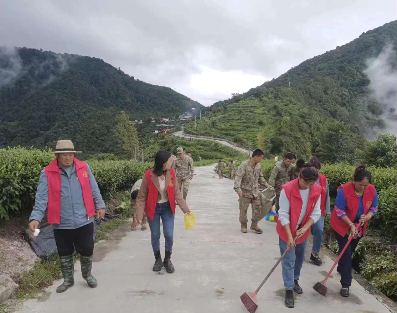 圖為：墨脫縣背崩鄉(xiāng)格林村軍地黨組織共同開展“愛我墨脫、靚我家園”主題黨日活動(dòng)