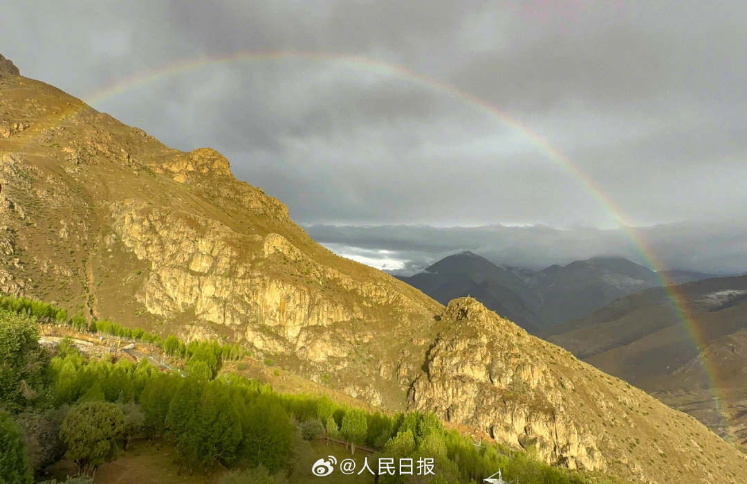 接好運(yùn)！青藏高原現(xiàn)巨大彩虹橋