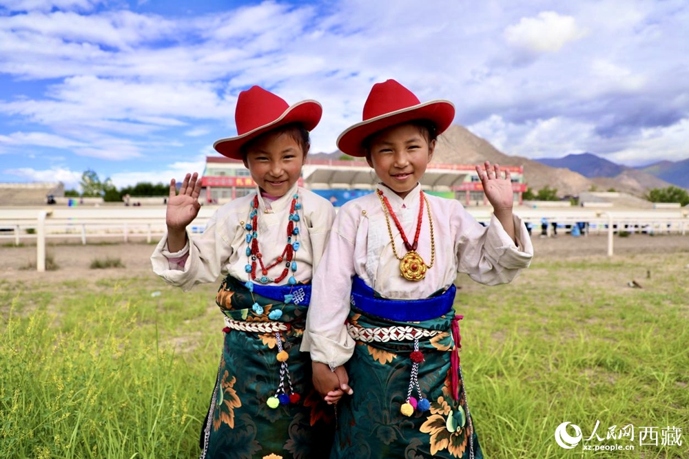比賽現(xiàn)場外身著民族服飾的藏族小女孩兒。