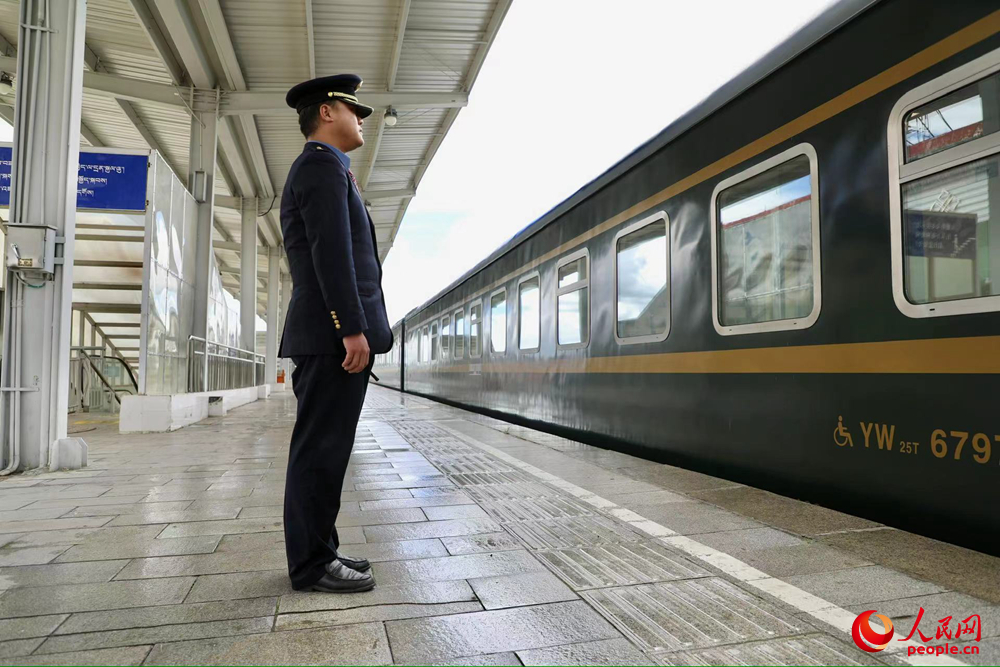 即將開往上海的列車。人民網(wǎng)記者 次仁羅布攝