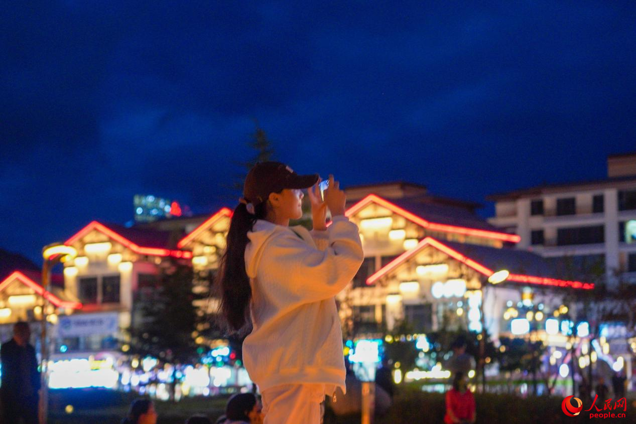 居民在西藏林芝市民族團結(jié)廣場上拍照。人民網(wǎng)記者 趙晨攝