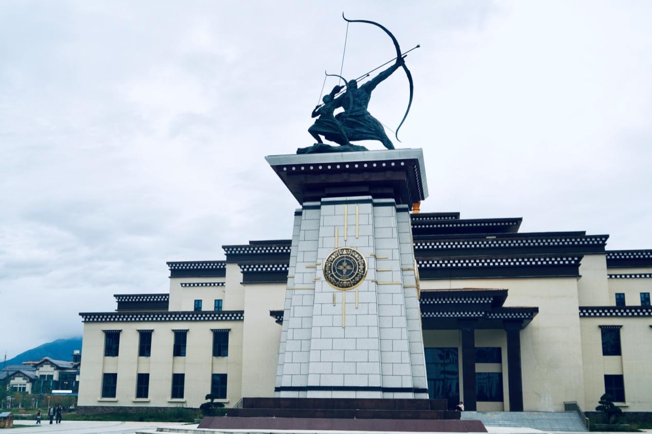 工布公園里的城市地標雕塑——畢秀之子。人民網(wǎng)記者 益西康珠攝