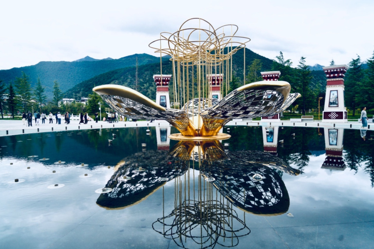 工布公園里的桃花主題雕塑——萬樹桃花。人民網(wǎng)記者 益西康珠攝
