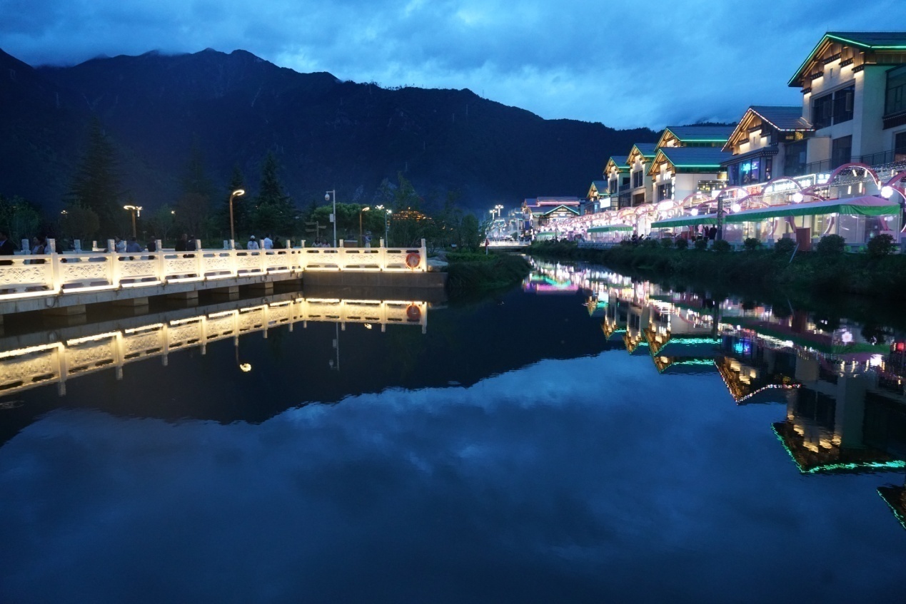工布公園的夜景。人民網(wǎng)記者 益西康珠攝