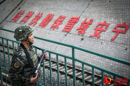 武警西藏總隊(duì)拉薩支隊(duì)執(zhí)勤八大隊(duì)官兵在鐵路旁執(zhí)勤。支翔宇 攝