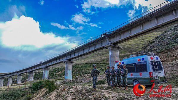 武警西藏總隊(duì)拉薩支隊(duì)執(zhí)勤八大隊(duì)官兵進(jìn)行護(hù)路演練以應(yīng)對突發(fā)情況。張磊 攝