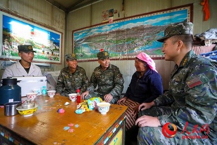 武警西藏總隊(duì)拉薩支隊(duì)執(zhí)勤八大隊(duì)官兵慰問藏族老人。何騰海 攝