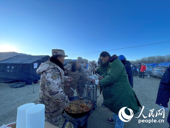 子弟兵為受災(zāi)群眾分發(fā)早餐。人民網(wǎng)記者 郝潔攝