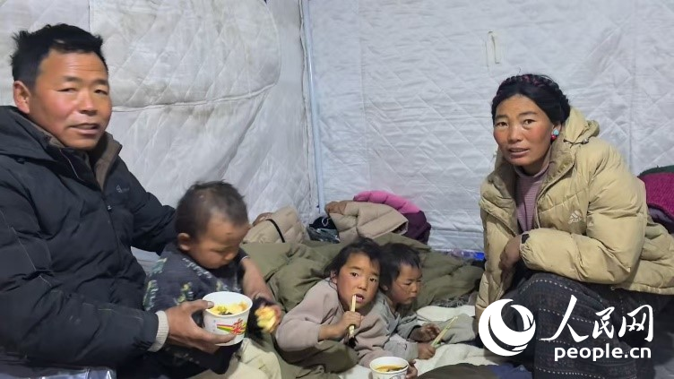 森嘎村村民扎西一家五口。人民網(wǎng)記者 吳雨仁攝