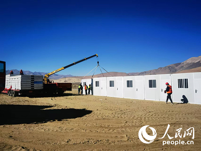 1月9日，在日喀則市定日縣長所鄉(xiāng)森嘎村安置點，工作人員抓緊搭建移動板房，確保受災(zāi)群眾溫暖過冬。人民網(wǎng)記者 吳雨仁攝
