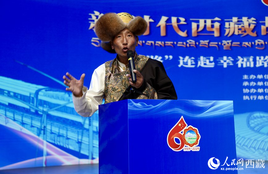 山南市隆子縣三安曲林鄉(xiāng)三林村黨支部副書記扎西次仁作分享報告。人民網(wǎng)記者 次仁羅布攝