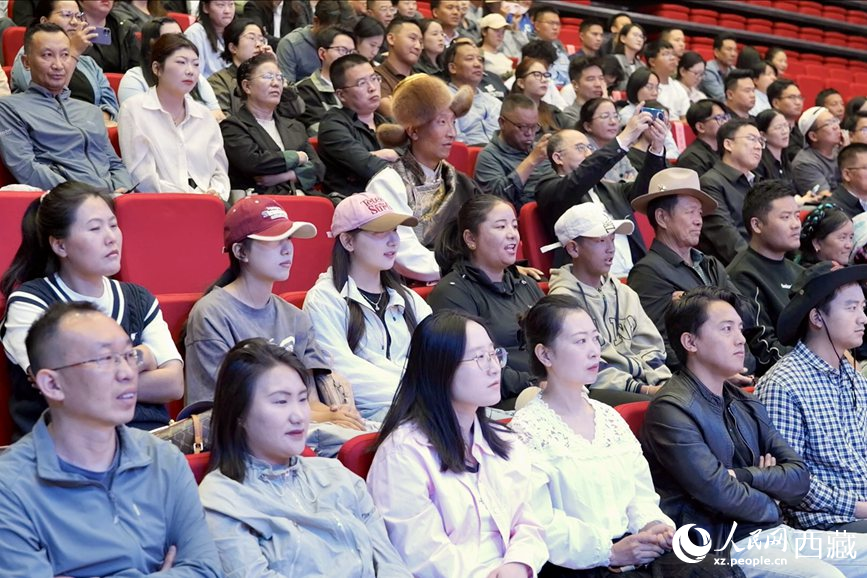 300余名干部職工、群眾代表在現(xiàn)場聆聽講座。人民網(wǎng)記者 次仁羅布攝
