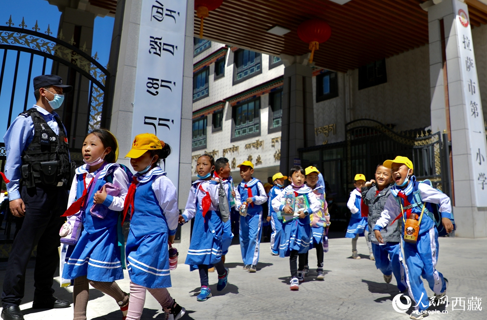 拉薩市第一小學(xué)的學(xué)生們放學(xué)后歡快地走出校門。人民網(wǎng)記者 次仁羅布攝