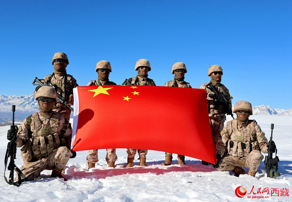 官兵在巡邏點(diǎn)上宣誓。人民日?qǐng)?bào)記者 瓊達(dá)卓嘎攝