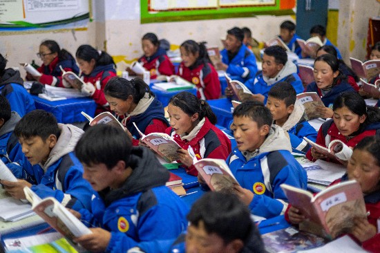 央金和同學(xué)們?cè)诮淌抑猩险n。人民網(wǎng)記者 翁奇羽攝