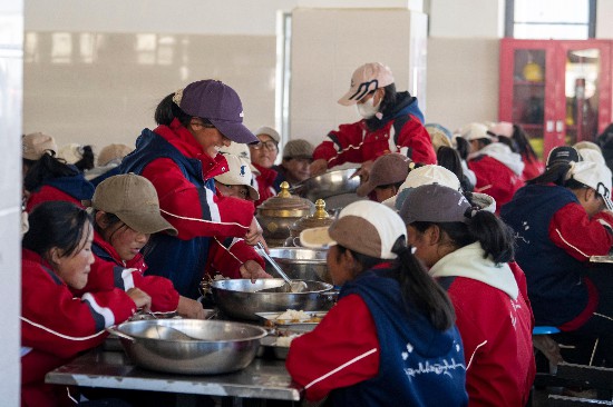 中午時(shí)分，學(xué)生們?cè)谑程糜貌?。人民網(wǎng)記者 翁奇羽攝