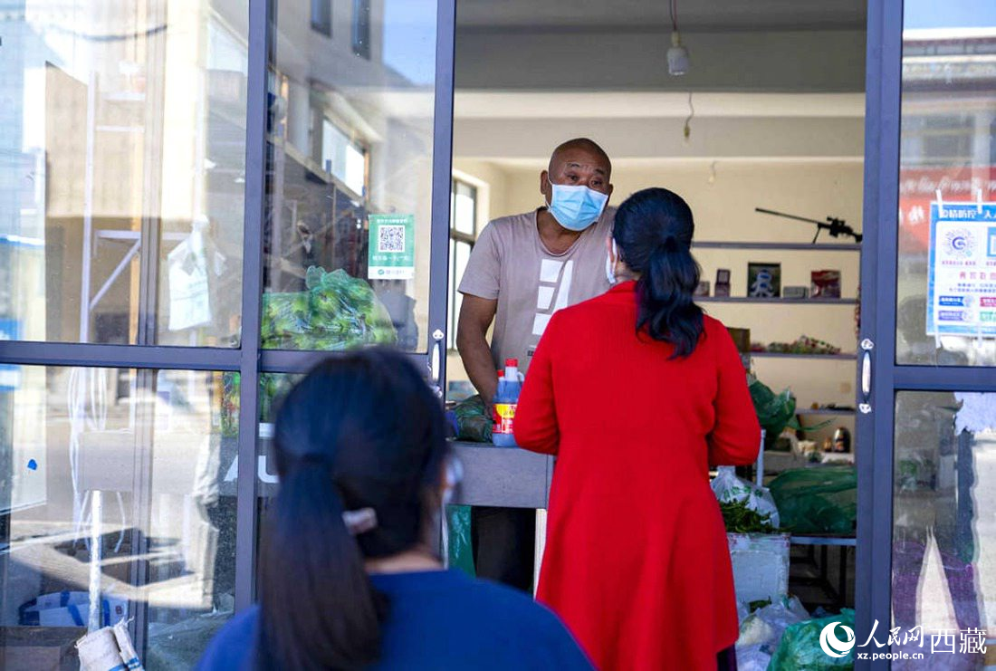 市民們有序排隊(duì)購買早餐。人民網(wǎng) 次仁羅布攝