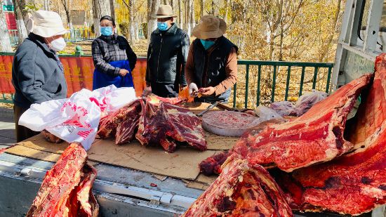 圖為市民正在買牛肉，本報記者 格桑倫珠攝(3737723)-20221201105107(1).jpg