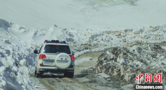 圖為邊壩縣降雪時夏貢拉山段路況?！∵厜慰h融媒體中心供圖
