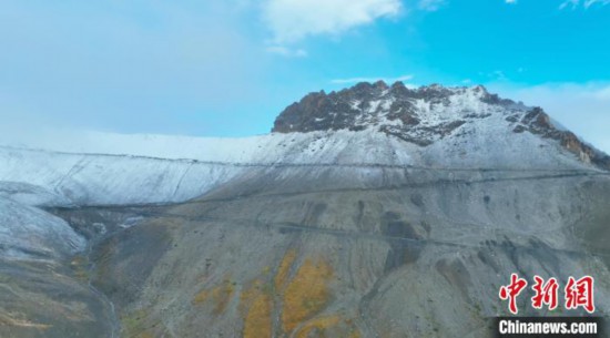 圖為邊壩縣降雪時夏貢拉山段路況?！∵厜慰h融媒體中心供圖