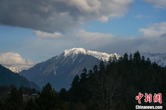 冬日，西藏波密縣境內(nèi)的雪山風(fēng)光。　江飛波 攝