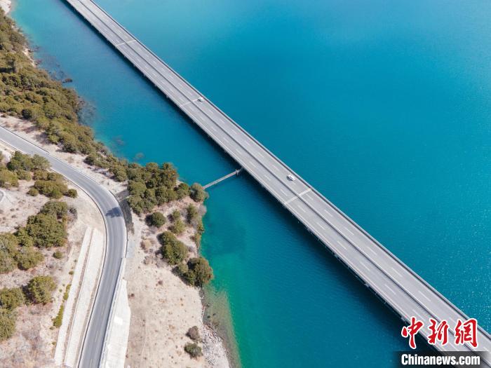 圖為西藏林拉高等級公路多布湖段風(fēng)光?！〗w波 攝