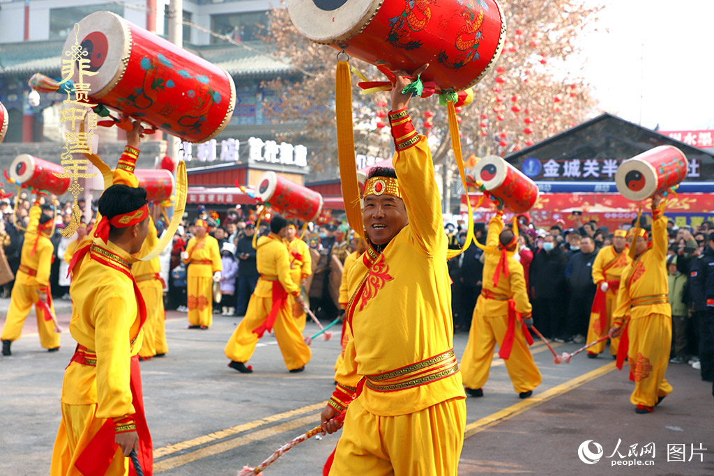 2025年1月29日，蘭州太平鼓、舞獅、軍儺、秦腔等精彩的蘭州市經(jīng)典非物質(zhì)文化遺產(chǎn)代表性項(xiàng)目在金城關(guān)黃河文化旅游街區(qū)廣場集中亮相。人民網(wǎng)記者 焦隆攝