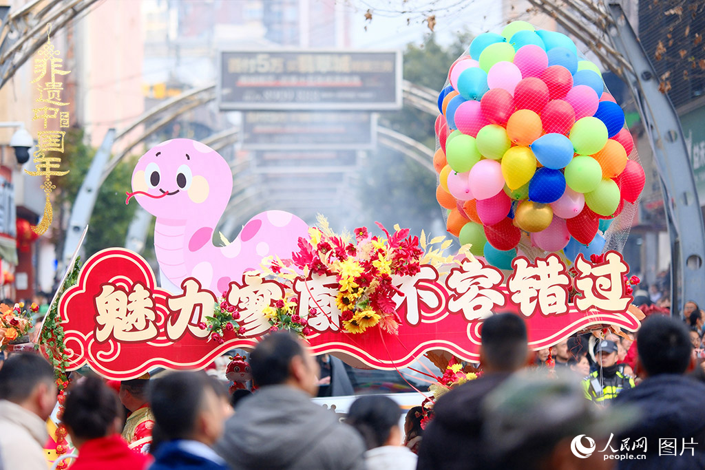 2025年1月29日，大年初一，云南省曲靖市麒麟?yún)^(qū)舉行“千人舞麒麟”活動，耍龍舞獅過大年，現(xiàn)場人山人海，熱鬧非凡。人民網(wǎng) 莊志斌攝