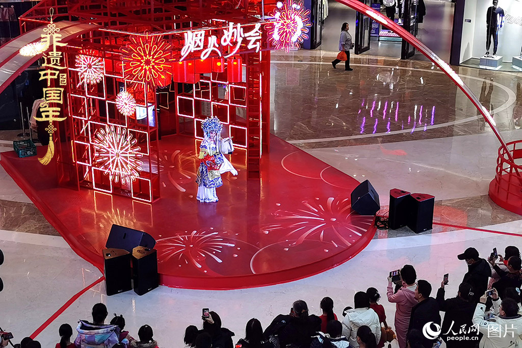 2025年1月29日，大年初一，吉林省京劇團(tuán)亮相長春“煙火妙會”，演員們用的精湛技藝，為市民呈上一場韻味悠長的視聽盛宴，一招一式盡顯京劇魅力。現(xiàn)場還進(jìn)行了京劇知識科普，讓傳統(tǒng)文化在互動中 “活” 起來，為新春佳節(jié)增添了一抹濃厚的文化底色 。人民網(wǎng)記者 王帝元攝