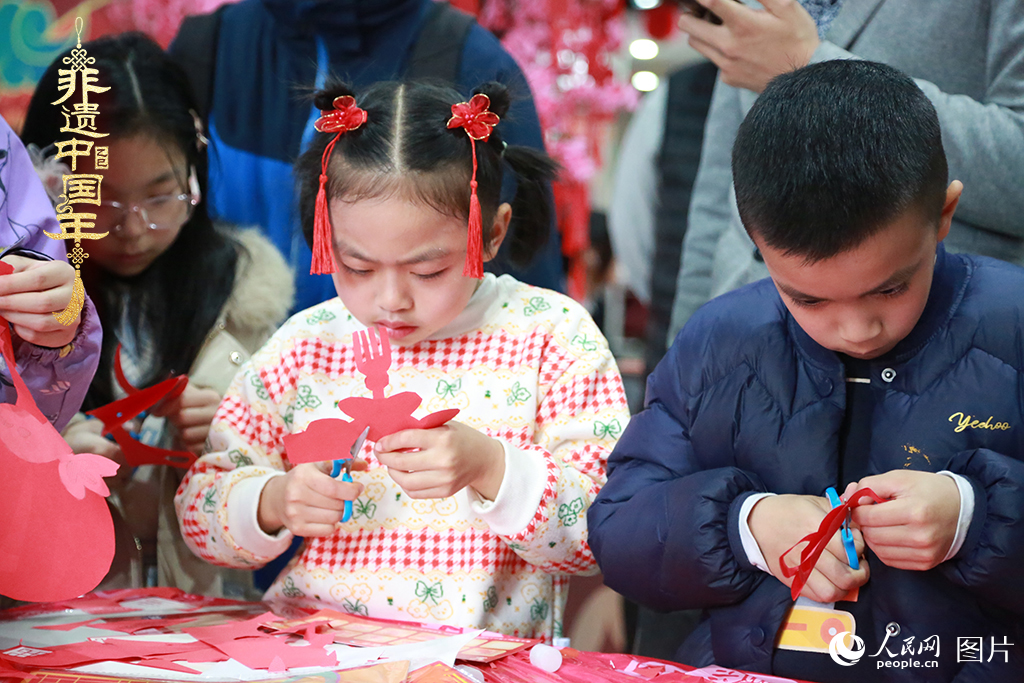 2025年1月23日，上海市青少年活動中心迎新春游園會上，小朋友們正在學(xué)習(xí)剪窗花。人民網(wǎng)記者 龔莎攝