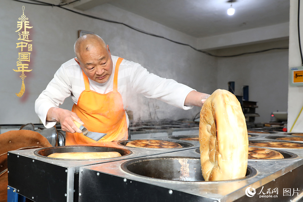 2025年1月23日，山東省臨沂市莒南縣一家傳統(tǒng)大餅作坊內(nèi)，師傅們正忙著烤制當(dāng)?shù)厝舜汗?jié)期間家家戶戶必備的、金黃誘人的莒南大餅。人民網(wǎng)記者 劉祺攝