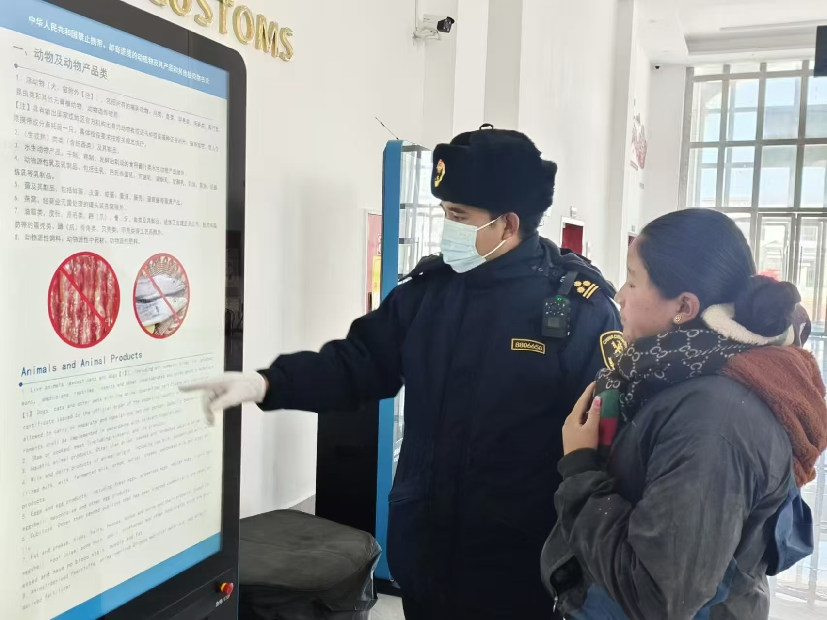 海關(guān)關(guān)員對(duì)入境邊民進(jìn)行禁止攜帶、郵寄進(jìn)境動(dòng)植物及其產(chǎn)品解讀。次旺久美攝