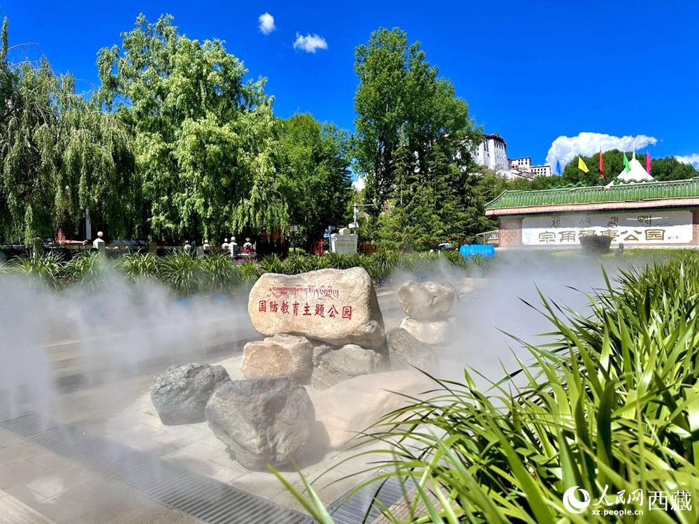 布達(dá)拉宮腳下的宗角祿康公園。
