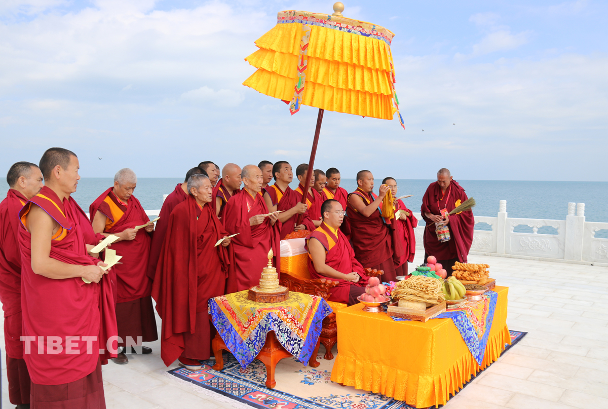 班禪大師在青海湖邊的祭湖臺前誦經(jīng)祈禱。攝影： 噶哇扎西.jpg