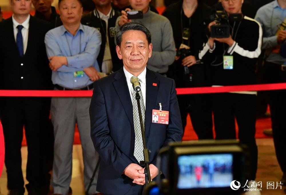 全國政協(xié)委員、中國探月工程總設(shè)計師吳偉仁接受記者采訪。