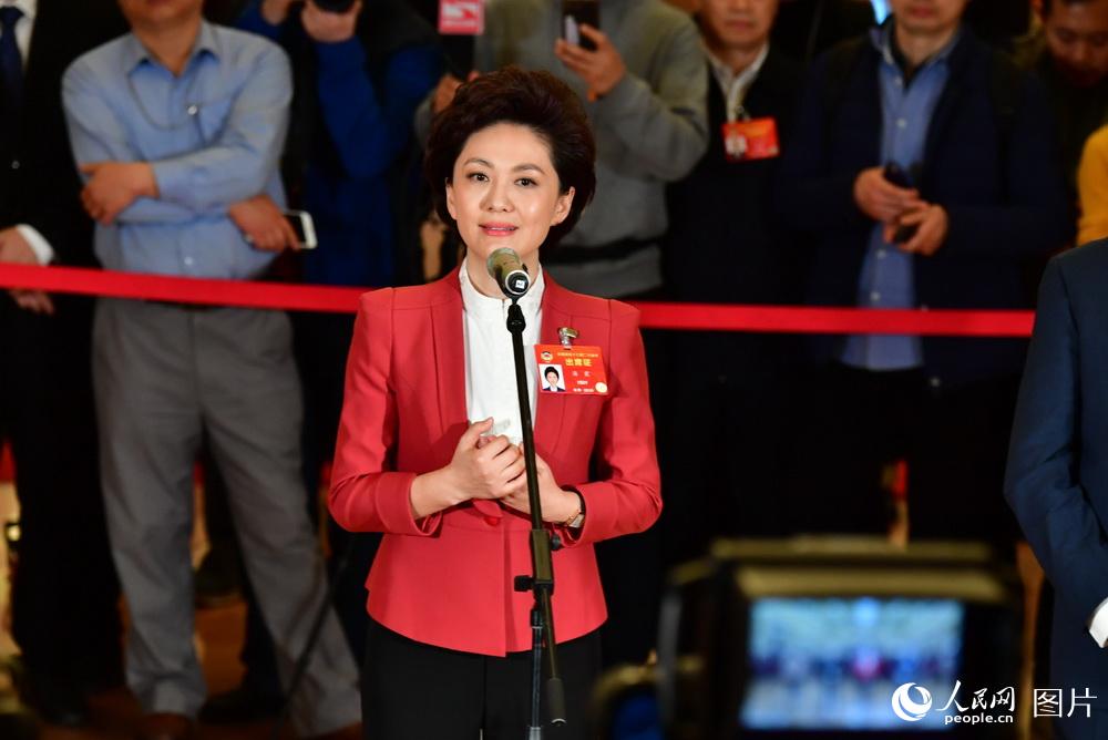 全國(guó)政協(xié)委員、中央廣播電視總臺(tái)央視新聞主播海霞接受記者采訪。