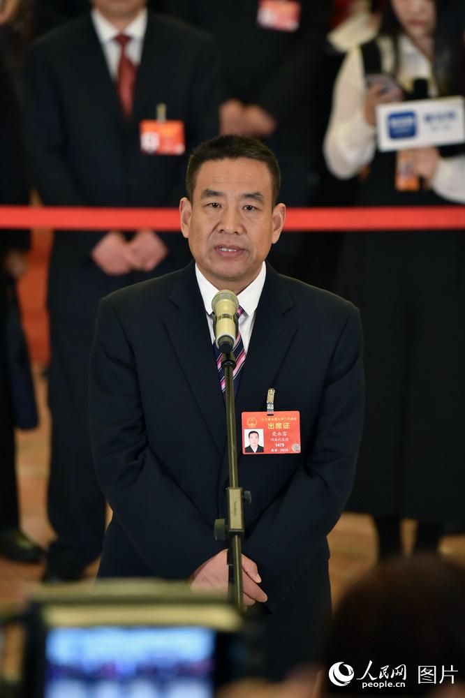 全國(guó)人大代表、河南遠(yuǎn)東生物工程公司技術(shù)部部長(zhǎng)黨永富回答記者提問(wèn)。