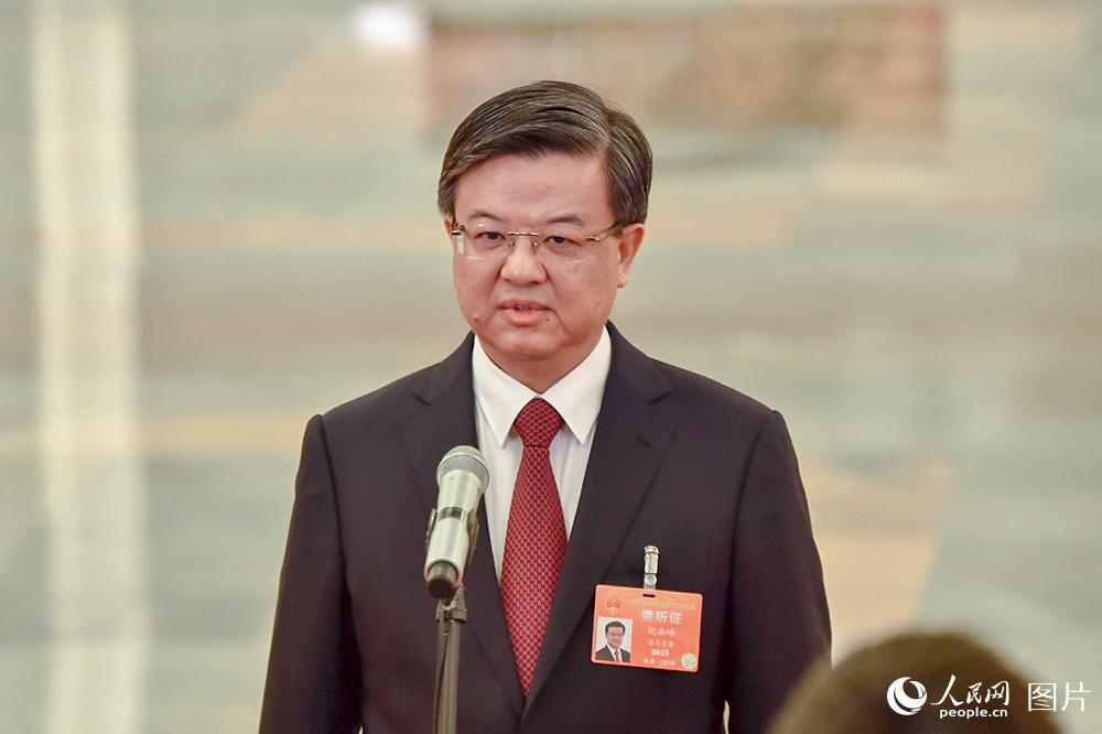 海關總署署長倪岳峰回答記者提問。