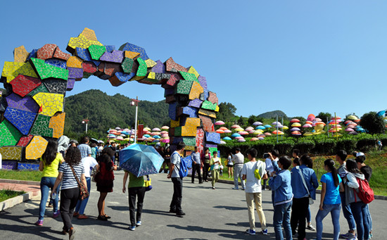 湄潭縣茶旅一體助農(nóng)增收。圖為湄潭“七彩部落”景區(qū) 瞿欣含攝_副本.jpg