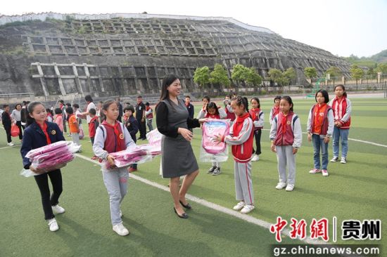 修文縣組織搬遷戶子女開展戶外拓展活動，捐贈愛心物資。