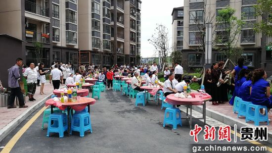 烏當區(qū)“感黨恩聽黨話跟黨走”暨易地扶貧搬遷“共筑行動”啟動儀式長桌宴布置現(xiàn)場。