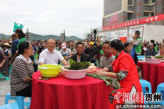 息烽縣領導群眾共度2019年端午節(jié)。