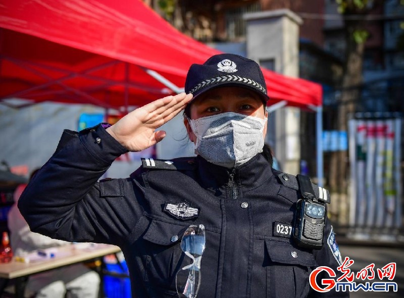 武漢社區(qū)民警曹怡坤:為居民服務(wù)的心一直熱乎著